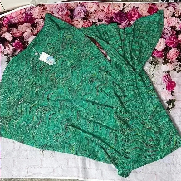 Green Mermaid Tail knitted Blanket - Picture 2 of 7